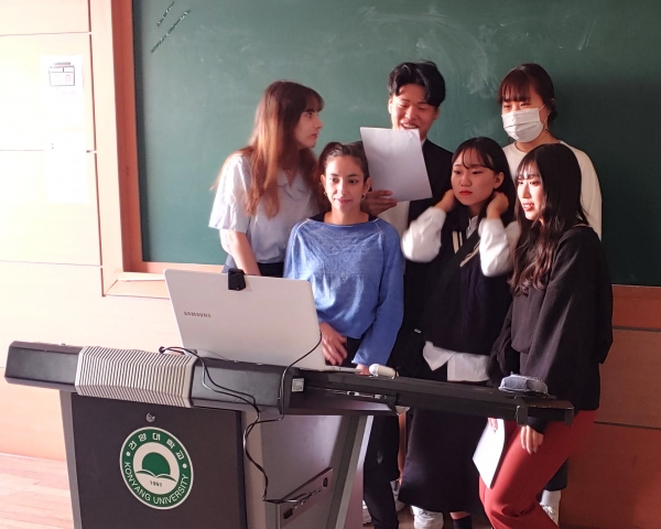 건양대 재학중인 내외국인 학생들이 ZOOM을 통해 지역 고교 학생들과 소통하는 모습