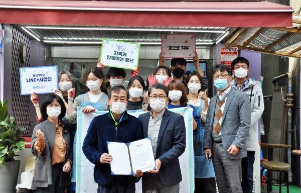 지난 27일, 어은동에 위치한 14개 상점에 국화 등을 심은 플랜터 전달