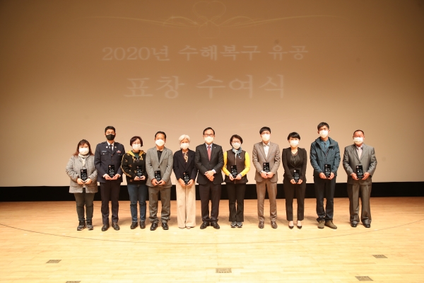 올 여름 집중호우로 천안지역에 발생한 호우피해 복구 현장에 도움을 준 자원봉사자와 군인, 공무원들에게 표창장 전달식 개최