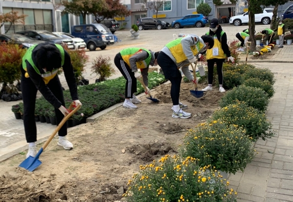 29일 오전 대전 서구의 한 아파트단지에서 목원대 총동아리연합회에서 모집한 학생봉사단원들이 수해로 망가진 아파트 화단에 꽃을 심는 작업을 하고 있다.