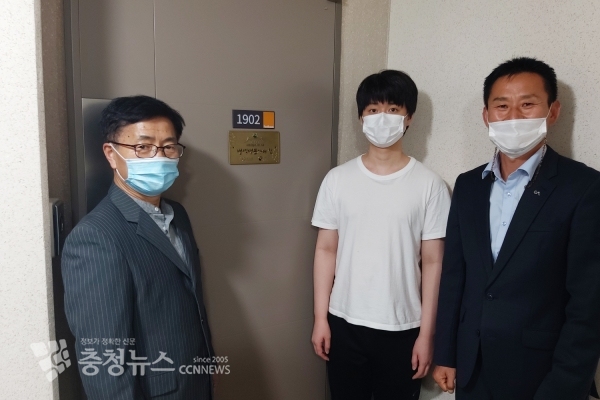 동문1동 박춘수 씨댁 병역명문가의 집 문패 전달 장면