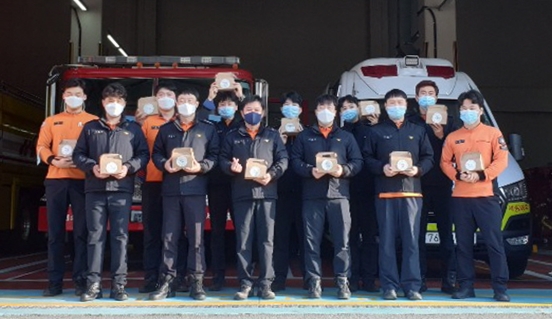 세종소방서 직원들이 의랑초 학생들이 전달한 선물을 들고 있다.