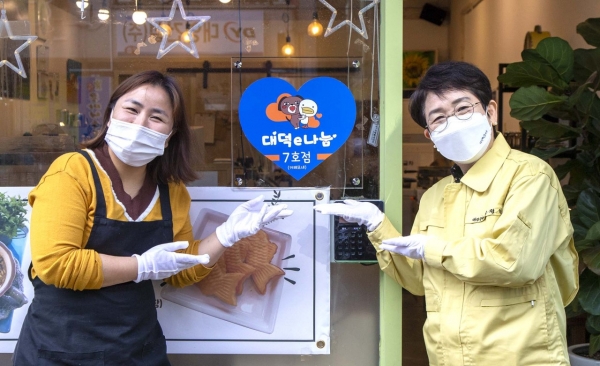 지난달 29일 송촌동에 위치한 ‘카페모네’커피숍을 대덕e나눔 7호점으로 지정 모습