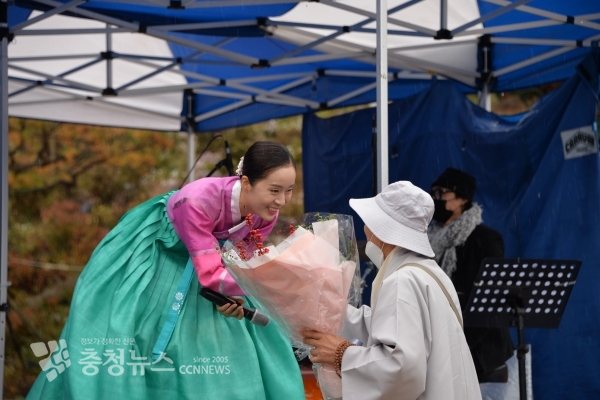태안에서 오신 스님으로 부터 꽃다발 받은 박애리 가수