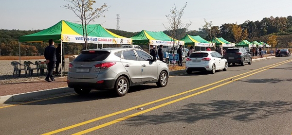 지난 10월 31일 성연면 한화야구장 옆 공터에서 진행된 농특산물 드라이브 스루(승차판매) 직거래 장터 운영모습