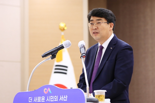 2일 시청 대회의실에서 열린 11월 월례회의에서 맹정호 서산시장 인사말씀 장면