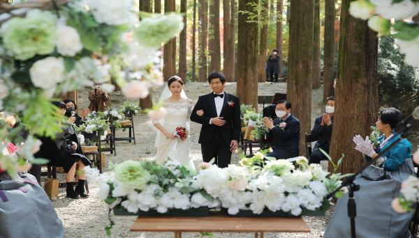 지난달 30일 장태산 자연휴양림 메타세콰이어 숲에서 제2호 커플 탄생 모습