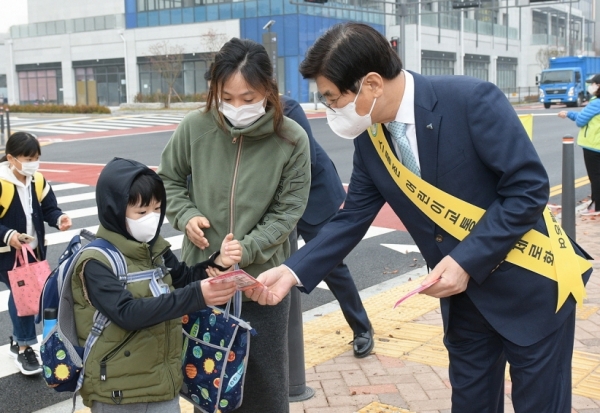 교통안전 홍보물품 나눠주는 이춘희 세종시장.