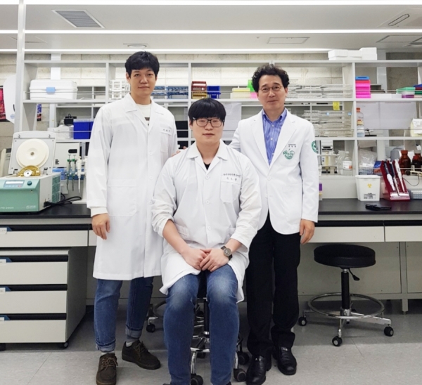 대전대 한의대 학생 만성피로증후군의 환자피로도의 객관적 측정방법 분석 연구 SCI급 논문 게재가운데 김도영, 오른쪽 손창규 교수