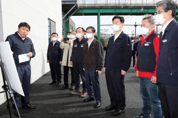 국가철도공단 김상균 이사장(우측 3번째)이 한국철도공사 손병석 사장(우측 4번째) 등과 함께 경부선 황간역에서 양 기관 노사 합동으로 노후 철도시설물 개선을 위한 현장점검을 시행하고 있다.