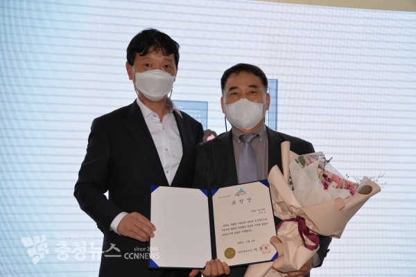 좌로부터 윤강욱 새롬동 동장과 안주성 새롬동 주민자치회장