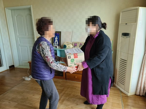 사진은 치매어르신 가구에 ‘삼시세끼 든든 키트’를 전달하는 모습.