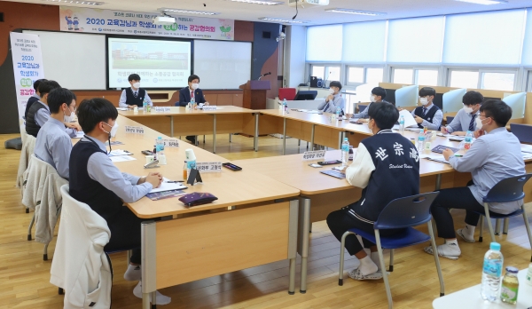 최교진 교육감이 지난달 28일 세종고등학교를 방문해 세종고 학생들과 세종교육정책에 대해 함께 이야기를 나누고 있다. / 세종시교육청 제공.