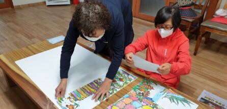 협동화 그리기 활동에 참여하고 있다