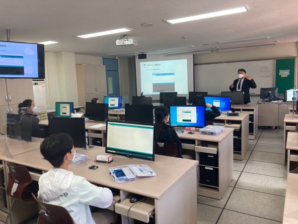 한밭대학교 제2회 청소년 IT캠프에 참여한 초등학생들이 전문강사의 교육을 듣고 있다.