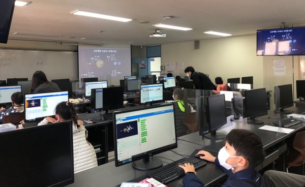 한밭대학교 제2회 청소년 IT캠프에 참여한 초등학생들이 전문강사의 교육을 듣고 있다.