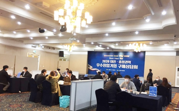 3일 오후 대전광역시 유성구 유성호텔에서 열린 2020년 대형유통구매상담회에서 초기창업기업 관계자들이 상담을 받고 있다. 이번 구매상담회는 유통대기업에 입점을 희망하는 중소기업과 MD간 만남의 장을 마련하여 실질적 협력기회를 마련하기 위해 진행했다.