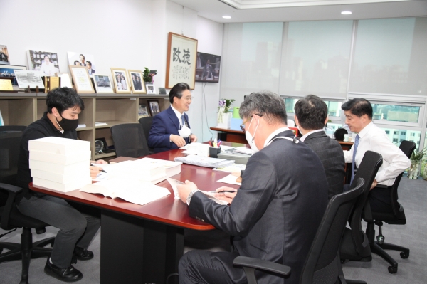 내년도 정부예산 확보 관련 이해식 의원 방문 모습