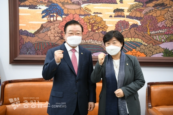 왼쪽부터 김석환 홍성군수 서영교 행안위원장