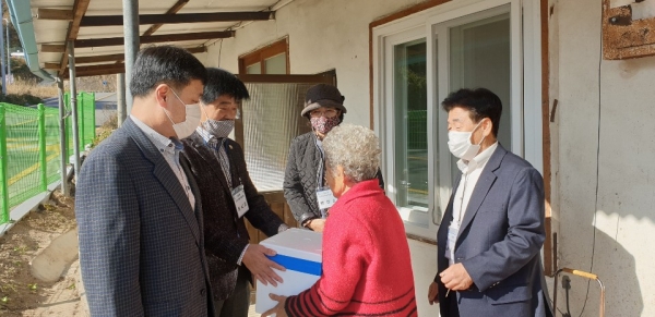 금암동 지역사회보장협의체 김치 나누기 행사 모습