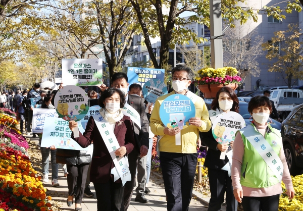 지난 4일 온천로 일원에서 정용래 유성구청장이 그린리더, 동 유관단체 회원, 주민들과 함께 자원절약 캠페인을 펼치고 있다