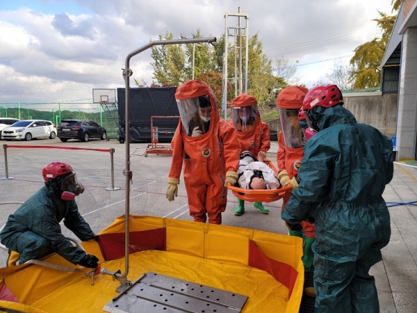 서산소방서 구조대가 지난 3일 서산119화학구조센터에서 테마(화학사고)구조훈련을 실시하고 있다.