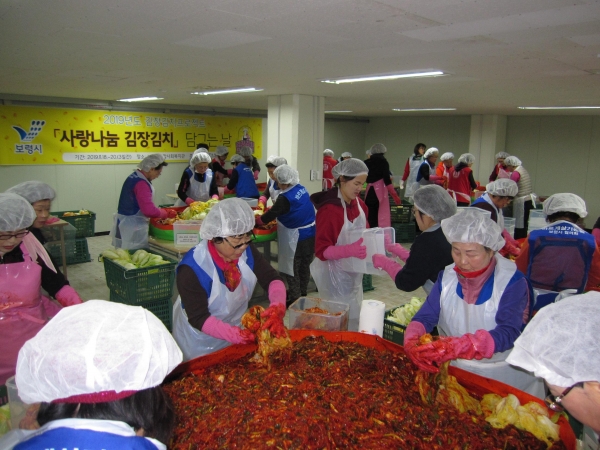 지난해 김장김치 담그기 장면