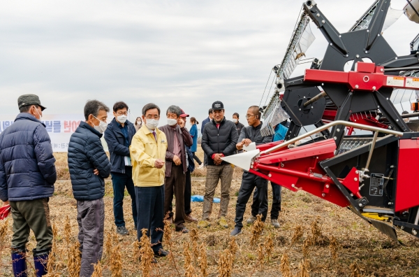 논 타작물 활성화를 위한 콩 수확기 시연회 모습