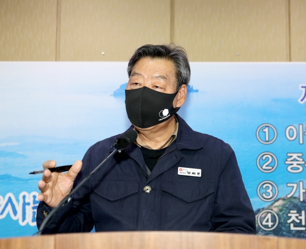 지난 6일 군청 소회의실에서 ‘태안 해양치유산업 활성화 추진계획 브리핑’을 하고 있는 가세로 군수 모습