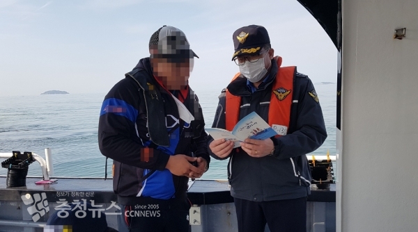 태안해양경찰서 윤태연 서장이 바다낚시 현장에서 관련 홍보물을 직접 나눠주고 있다. (출처=태안해양경찰서)