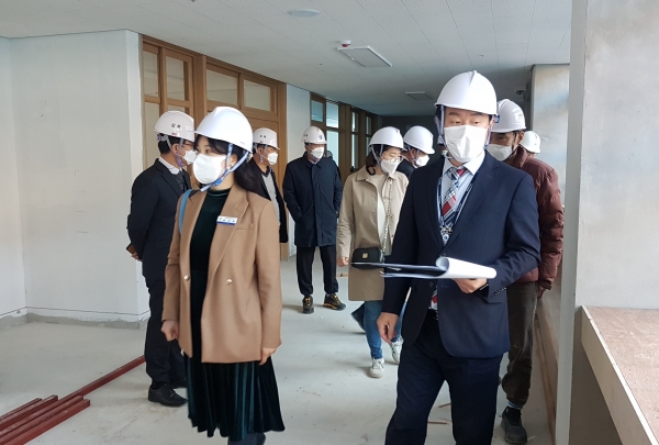 민간명예감독관이 대전해든학교 신축 공사현장을 점검하고 있다.