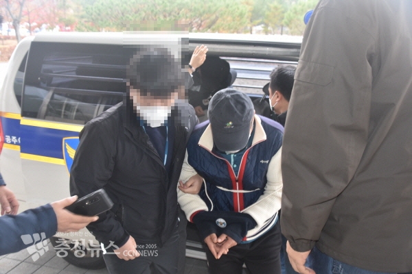 경찰에 체포된 가짜경유 운영자들은 이날 오전 영장실질심사를 위해 공주지원에 들어가고 있다. / 조홍기 기자