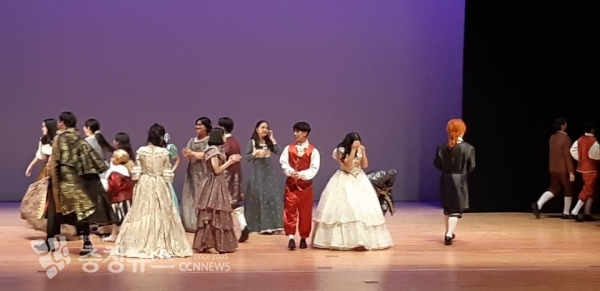 충남예고 뮤지컬 모짜르트 공연 모습