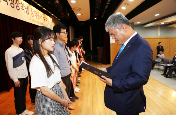 작년 장학증서 수여 모습