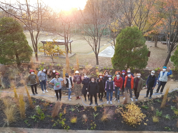 시민정원사들이 기념사진을 찍고 있다.