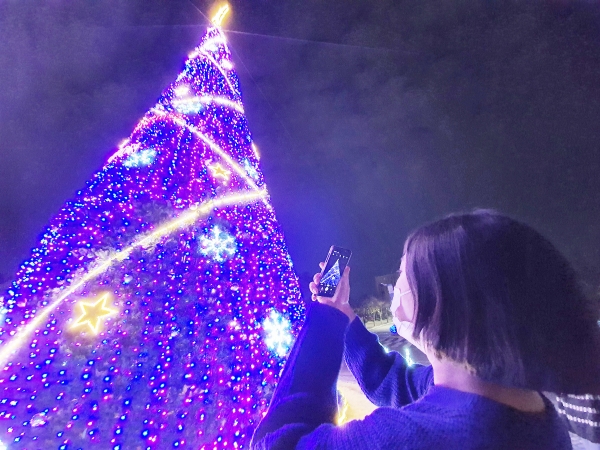 지난 8일 오후 대전 서구 도안동 목원대 교정에 설치된 성탄 트리에서 아름다운 불빛이 반짝이고 있다.