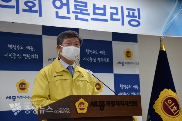 브리핑 하는 유철규