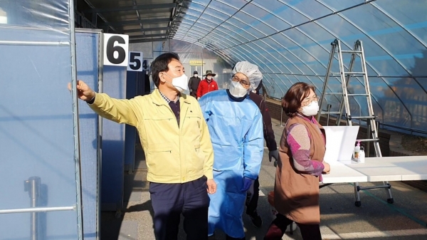 대전 중구보건소 선별진료소 기능보강 현장점검 중인 박용갑중구청장