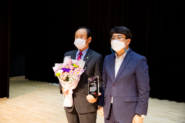 편세환 서산문화원장, 제1회 서산문학상 수상 모습