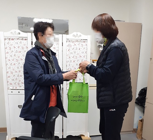 ‘건강 꾸러미’ 전달 모습.