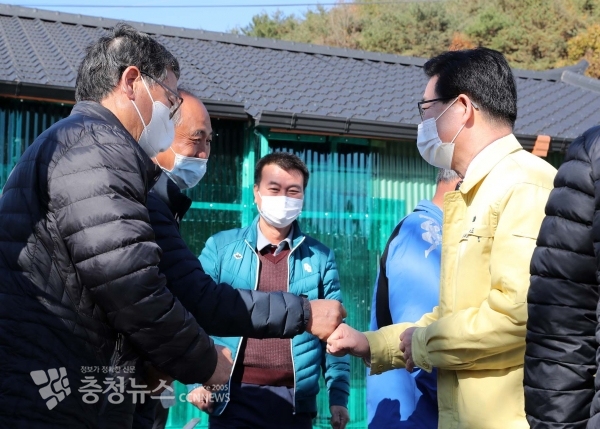 바람개비 마을 주민과 인사하는 양승조 지사