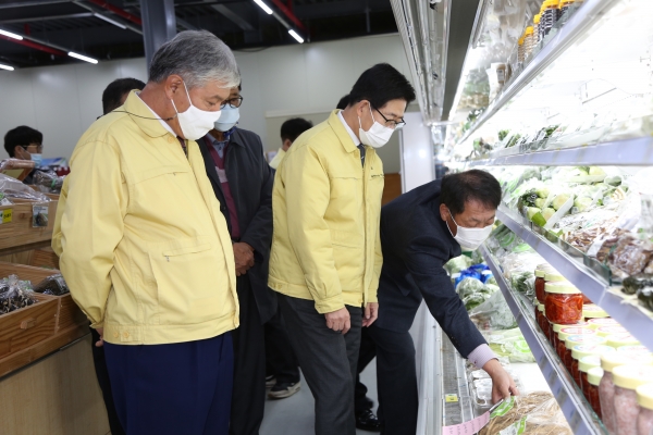 문정우 금산군수가 양승조 충남도지사와 지역현안에 대해 논의하고 있다
