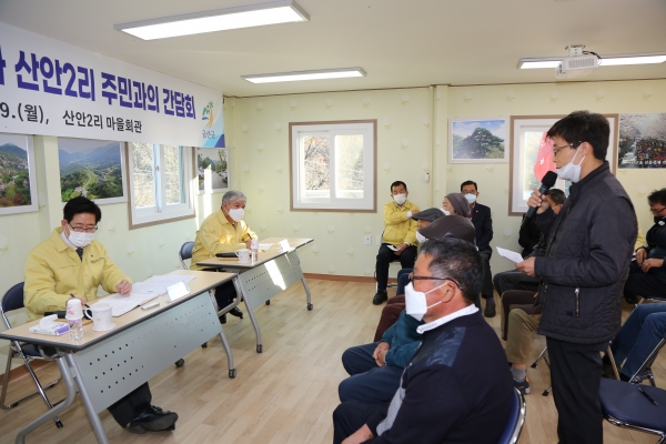 문정우 금산군수가 양승조 충남도지사와 지역현안에 대해 논의하고 있다