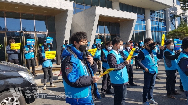 건양대지부 임성우 조직국장이 기자회견문을 낭독하고 있는 모습
