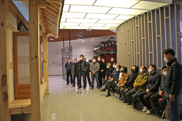 연수생 방문단이 다산의 편지로 읽는 효 코너를 방문하고 있다.
