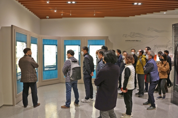 연수생 방문단이 오륜행실도를 관람하고 있다.