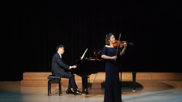 지난 10일 서산문화원 공연장에서 열린 제2회 기획연주회의 듀오 킨노르 합주 장면