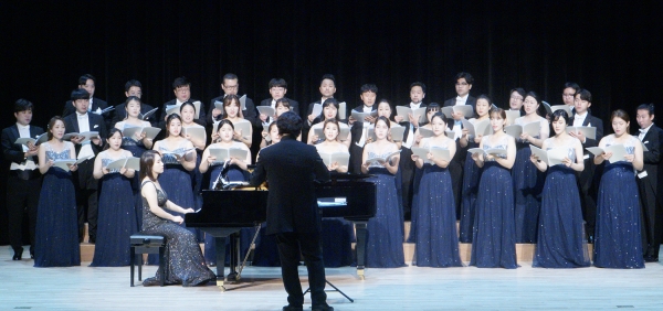 지난 10일 서산문화원 공연장에서 열린 제2회 기획연주회 서산시립합창단 합창 장면