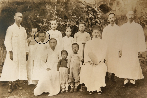 심훈 어린시절 사진(동그라미표시)