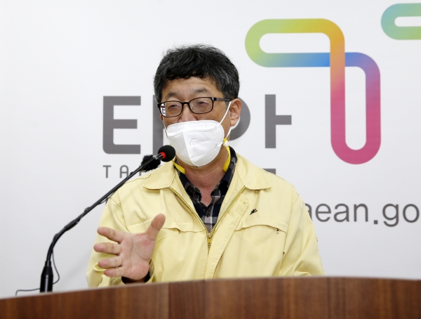 허종일 보건의료원장  정례브리핑 진행 모습